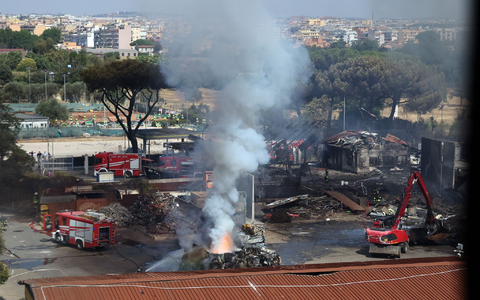 Neben der Tankstelle befindet sich ein Sportzentrum mit einem Tennisplatz, das durch die Explosion schwer beschädigt wurde. - Foto: Marco Iacobucci/IPA via ZUMA Press/dpa