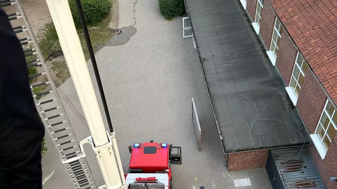 FW Wathlingen: Einsatzübung in der Grundschule Nienhagen - Ortsfeuerwehren Nienhagen und Wathlingen üben das Vorgehen - Bild: presseportal.de