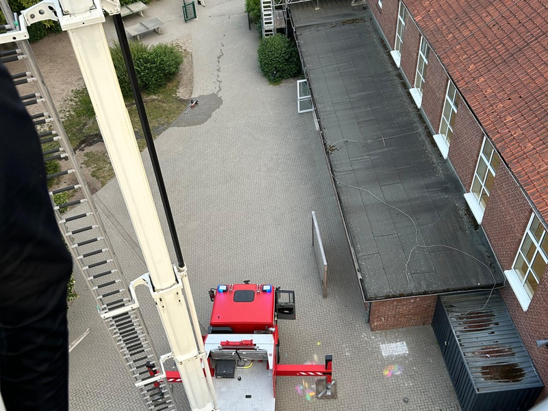 FW Wathlingen: Einsatzübung in der Grundschule Nienhagen - Ortsfeuerwehren Nienhagen und Wathlingen üben das Vorgehen - Foto: presseportal.de
