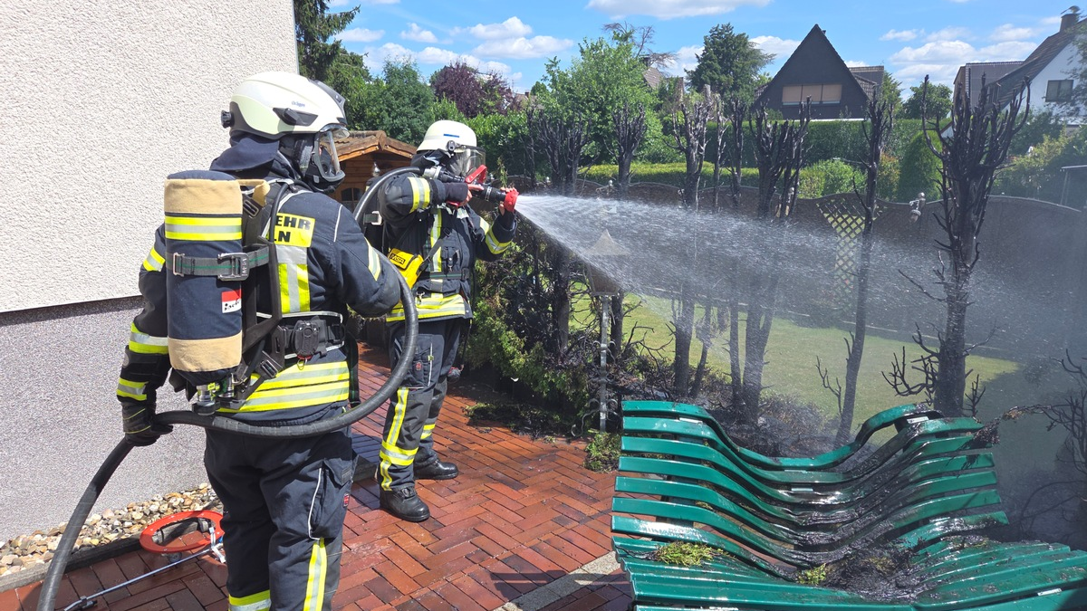 FW Datteln: Brennende Hecke löst Großalarm aus - Foto: presseportal.de