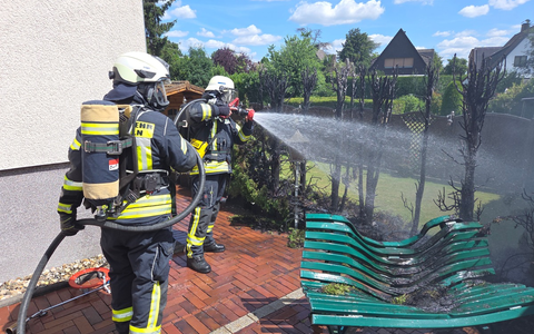 FW Datteln: Brennende Hecke löst Großalarm aus - Foto: presseportal.de
