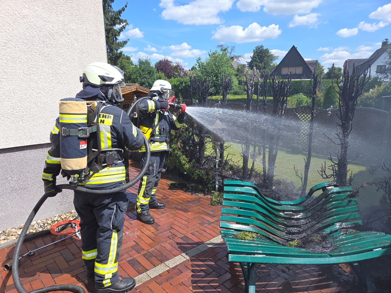 FW Datteln: Brennende Hecke löst Großalarm aus - Foto: presseportal.de