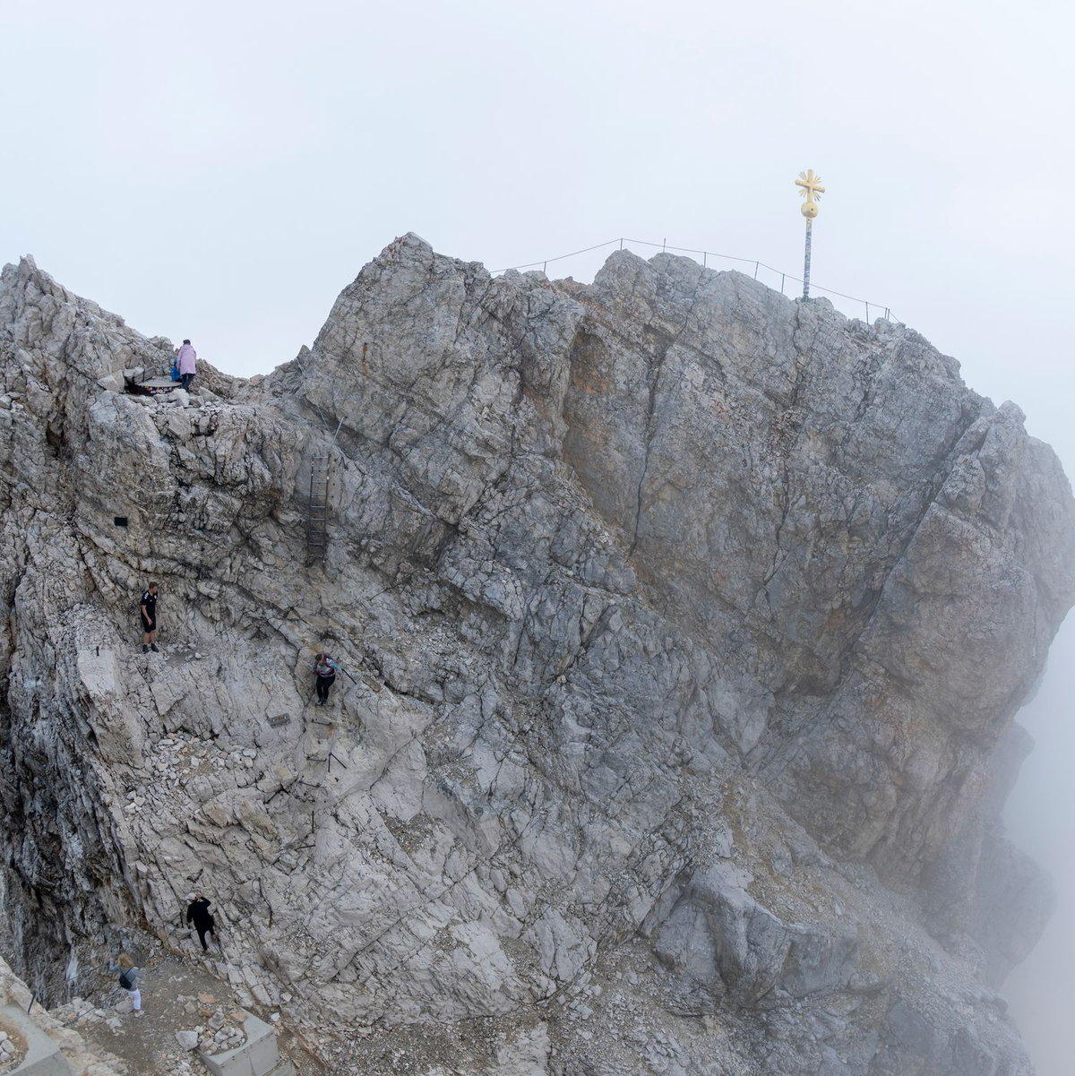 Mit seinen Gästen will der Minister hoch hinaus. - Foto: Peter Kneffel/dpa