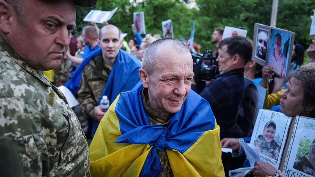 Freigelassene ukrainische Kriegsgefangene nach einem Austausch (Archivbild) - Bild: Evgeniy Maloletka/AP/dpa
