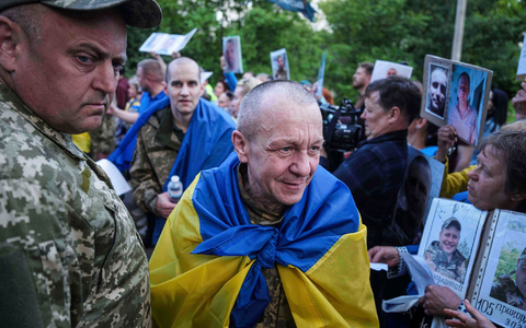 Freigelassene ukrainische Kriegsgefangene nach einem Austausch (Archivbild) - Foto: Evgeniy Maloletka/AP/dpa