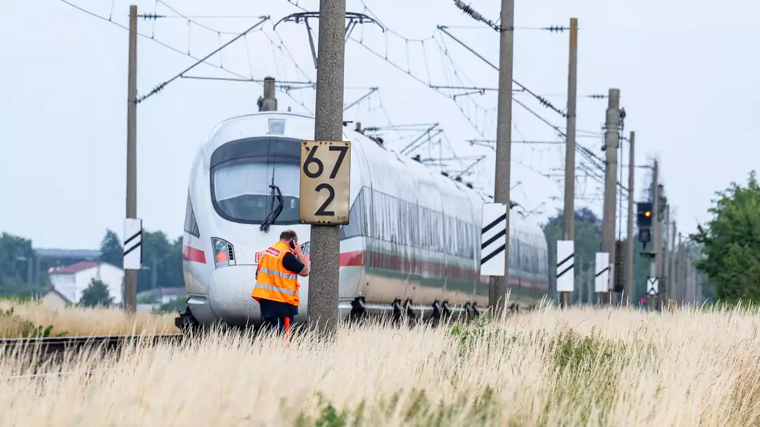 Mehrere Fahrgäste wurden bei dem Angriff verletzt.  - Bild: Armin Weigel/dpa