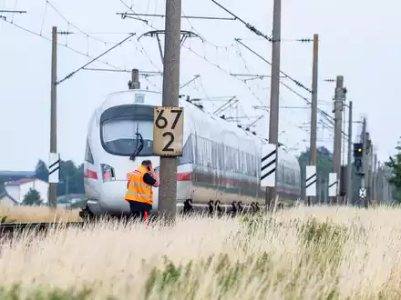Mehrere Fahrgäste wurden bei dem Angriff verletzt.  - Foto: Armin Weigel/dpa