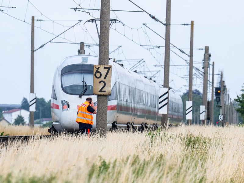 Mehrere Fahrgäste wurden bei dem Angriff verletzt.  - Foto: Armin Weigel/dpa