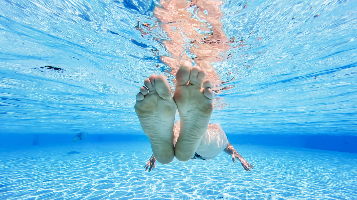 Das Freibad einer Schweizer Gemeinde ist bis Ende August fast ausschließlichen den Einheimischen vorbehalten. (Illustration) - Foto: Julian Stratenschulte/dpa