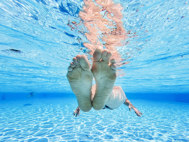 Das Freibad einer Schweizer Gemeinde ist bis Ende August fast ausschließlichen den Einheimischen vorbehalten. (Illustration) - Foto: Julian Stratenschulte/dpa