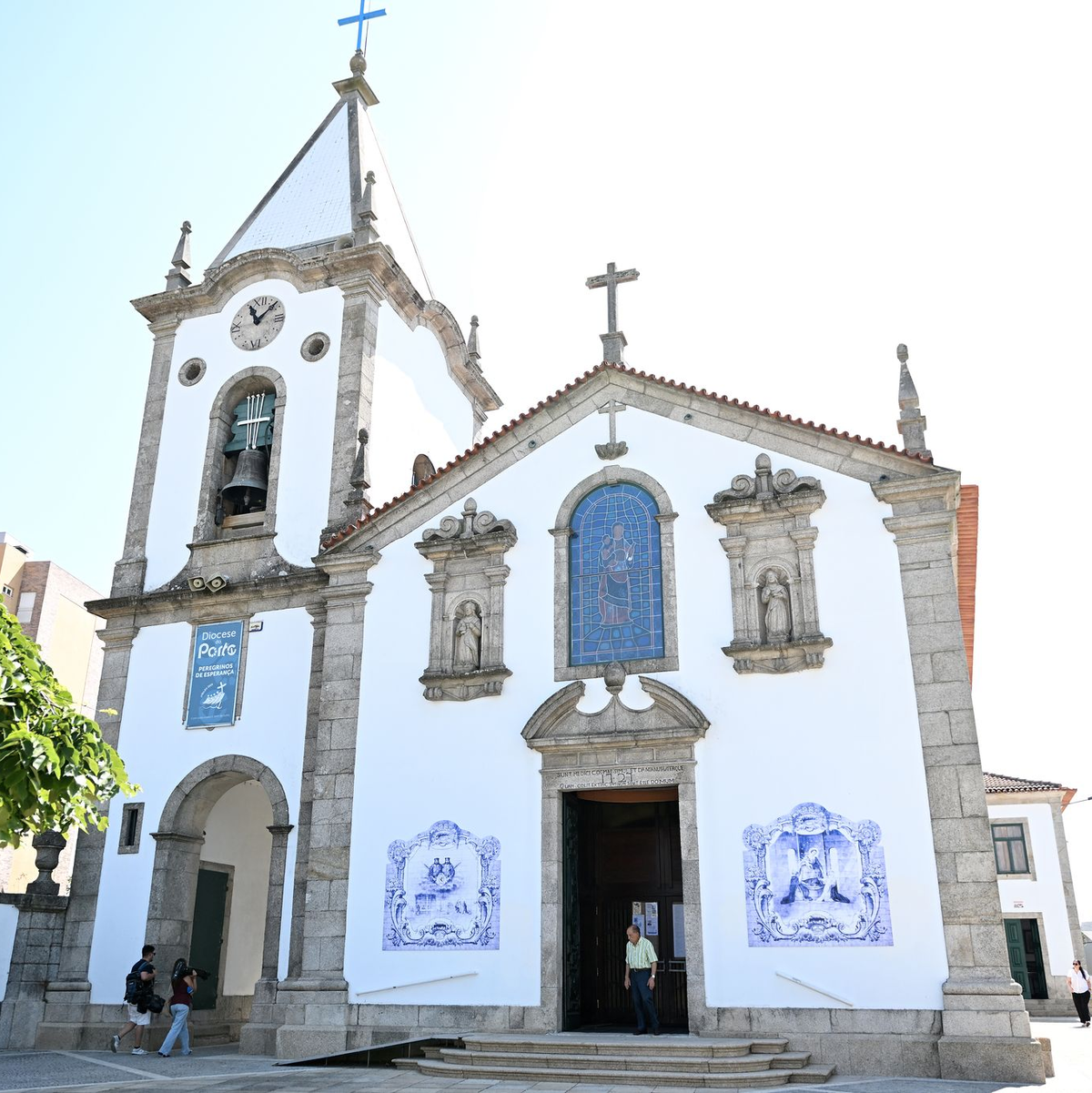 Hier trauern Angehörige, Wegbegleiter und Fans von Diogo Jota. - Foto: Pa/PA Wire/dpa