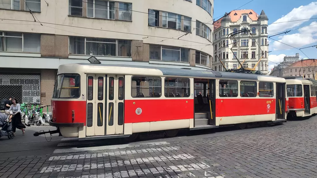 Der Stromausfall in der tschechischen Hauptstadt gegen Mittag stoppte die Straßenbahnen und U-Bahnlinien A, B, C. - Bild: Havlín Lukáš/CTK/dpa