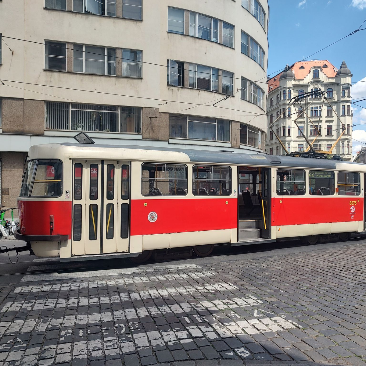 Der Stromausfall in der tschechischen Hauptstadt gegen Mittag stoppte die Straßenbahnen und U-Bahnlinien A, B, C. - Foto: Havlín Lukáš/CTK/dpa