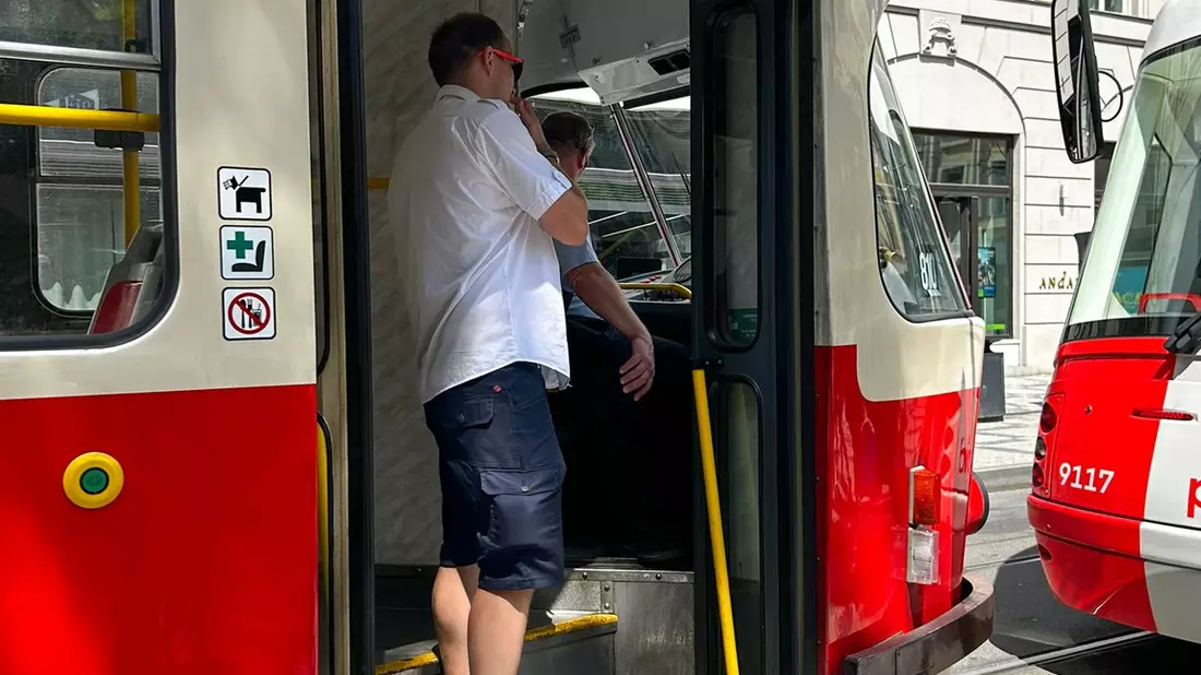 Straßenbahnfahrer unterhalten sich in einer stehenden Straßenbahn miteinander. - Bild: Ptáèek Jan/CTK/dpa