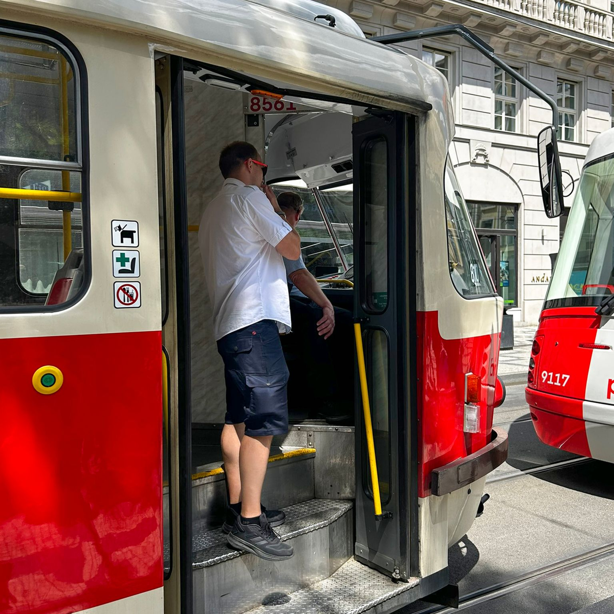 Straßenbahnfahrer unterhalten sich in einer stehenden Straßenbahn miteinander. - Foto: Ptáèek Jan/CTK/dpa