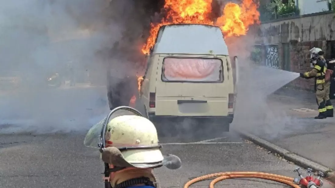 FW Stuttgart: Wohnmobil in Vollbrand - Bild: presseportal.de