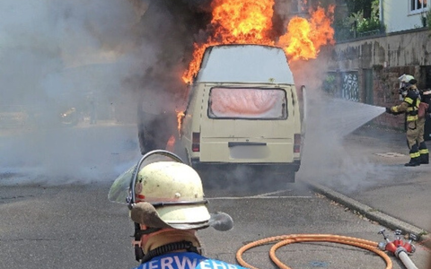 FW Stuttgart: Wohnmobil in Vollbrand - Foto: presseportal.de