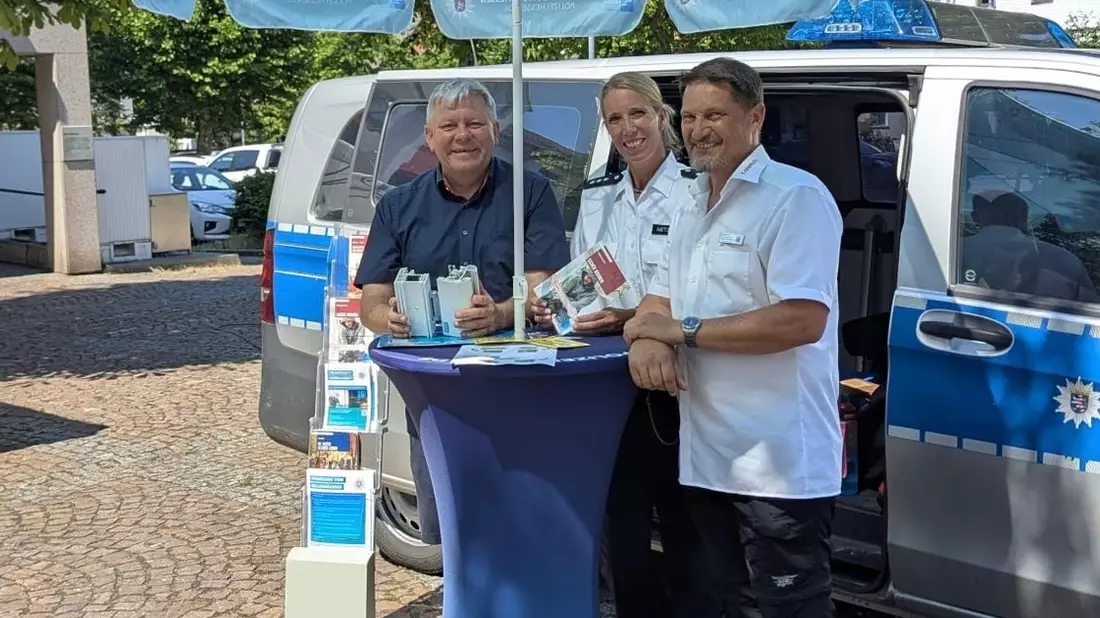 POL-DA: Fürth: Hessenweite Sommerkampagne zum Thema Einbruchschutz/Polizei und Bürgermeister beraten und geben Tipps - Bild: presseportal.de