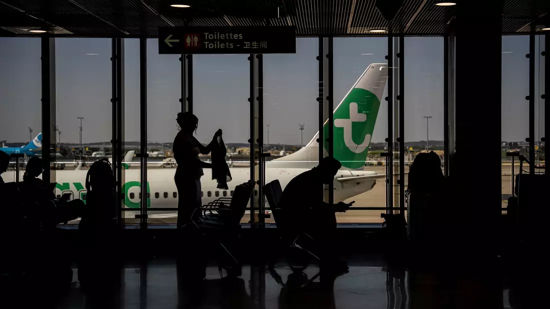 Neben Flügen von und nach Frankreich sind auch Verbindungen von dem Streik betroffen, die nur über Frankreich hinwegfliegen. - Bild: Aurelien Morissard/AP/dpa