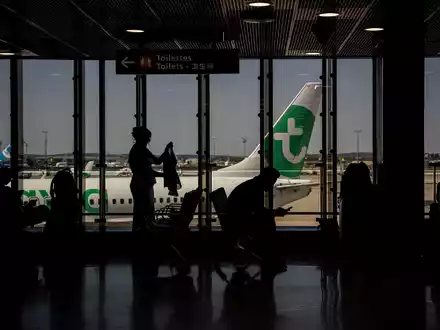 Neben Flügen von und nach Frankreich sind auch Verbindungen von dem Streik betroffen, die nur über Frankreich hinwegfliegen. - Foto: Aurelien Morissard/AP/dpa