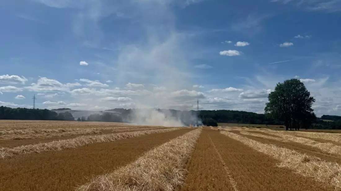 FW-DT: Feuer auf Stoppelfeld - mehrere Einheiten im Einsatz - Bild: presseportal.de