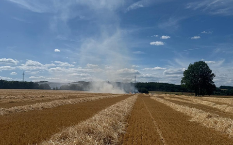 FW-DT: Feuer auf Stoppelfeld - mehrere Einheiten im Einsatz - Foto: presseportal.de