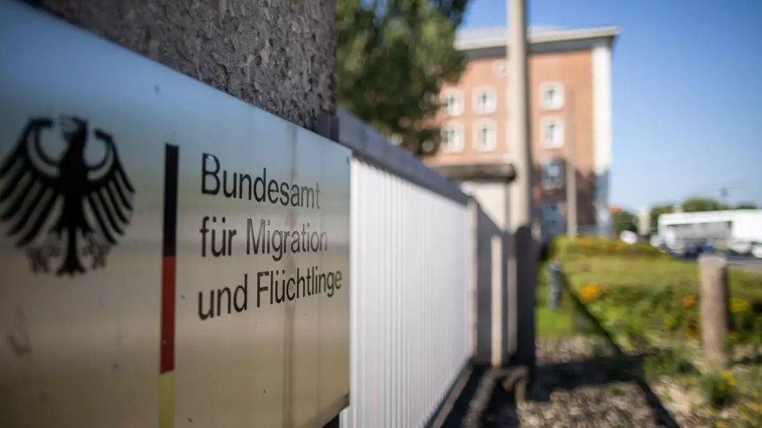 Beim Bundesamt für Migration laufen die Zahlen zusammen. (Archivbild) - Bild: Daniel Karmann/dpa