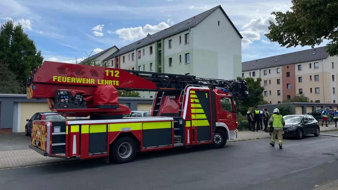 FW Lehrte: Schneller Einsatz der Feuerwehr verhindert Brandausbreitung im Mehrfamilienhaus - Bild: presseportal.de
