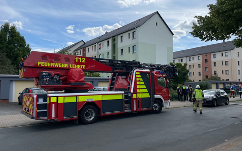 FW Lehrte: Schneller Einsatz der Feuerwehr verhindert Brandausbreitung im Mehrfamilienhaus - Foto: presseportal.de