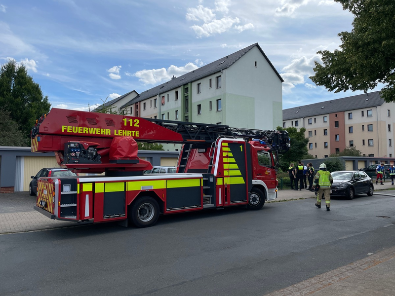FW Lehrte: Schneller Einsatz der Feuerwehr verhindert Brandausbreitung im Mehrfamilienhaus - Foto: presseportal.de
