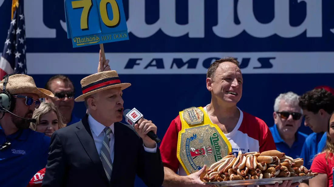 Beim alljährlichen Hot-Dog-Wettessen in Coney Island hat Miki Sudo (M) erneut gewonnen.  - Bild: Yuki Iwamura/AP/dpa