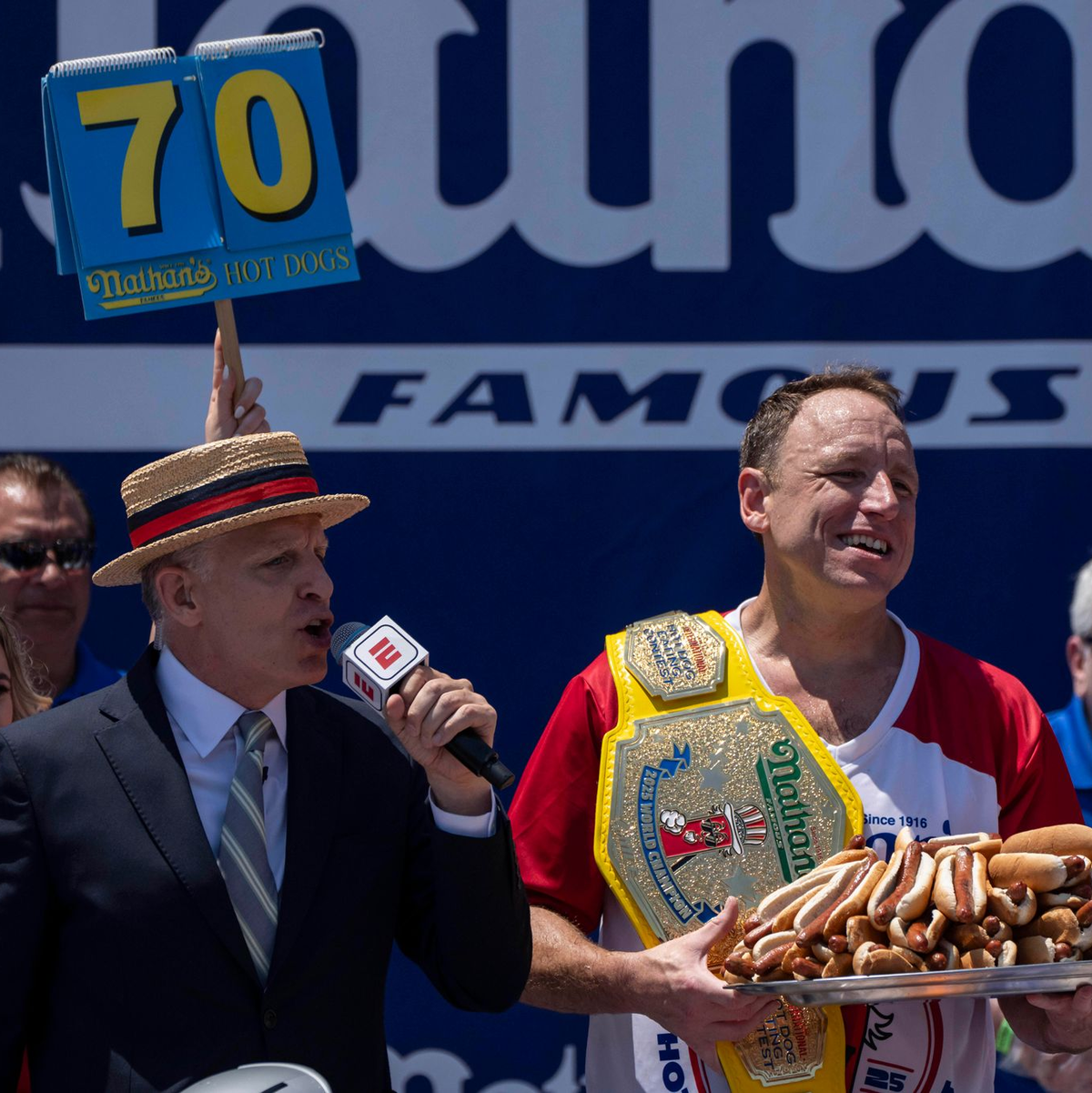 Beim alljährlichen Hot-Dog-Wettessen in Coney Island hat Miki Sudo (M) erneut gewonnen.  - Foto: Yuki Iwamura/AP/dpa