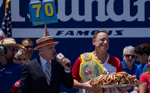 Beim alljährlichen Hot-Dog-Wettessen in Coney Island hat Miki Sudo (M) erneut gewonnen.  - Foto: Yuki Iwamura/AP/dpa