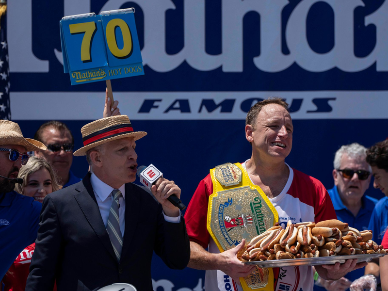 Beim alljährlichen Hot-Dog-Wettessen in Coney Island hat Miki Sudo (M) erneut gewonnen.  - Foto: Yuki Iwamura/AP/dpa