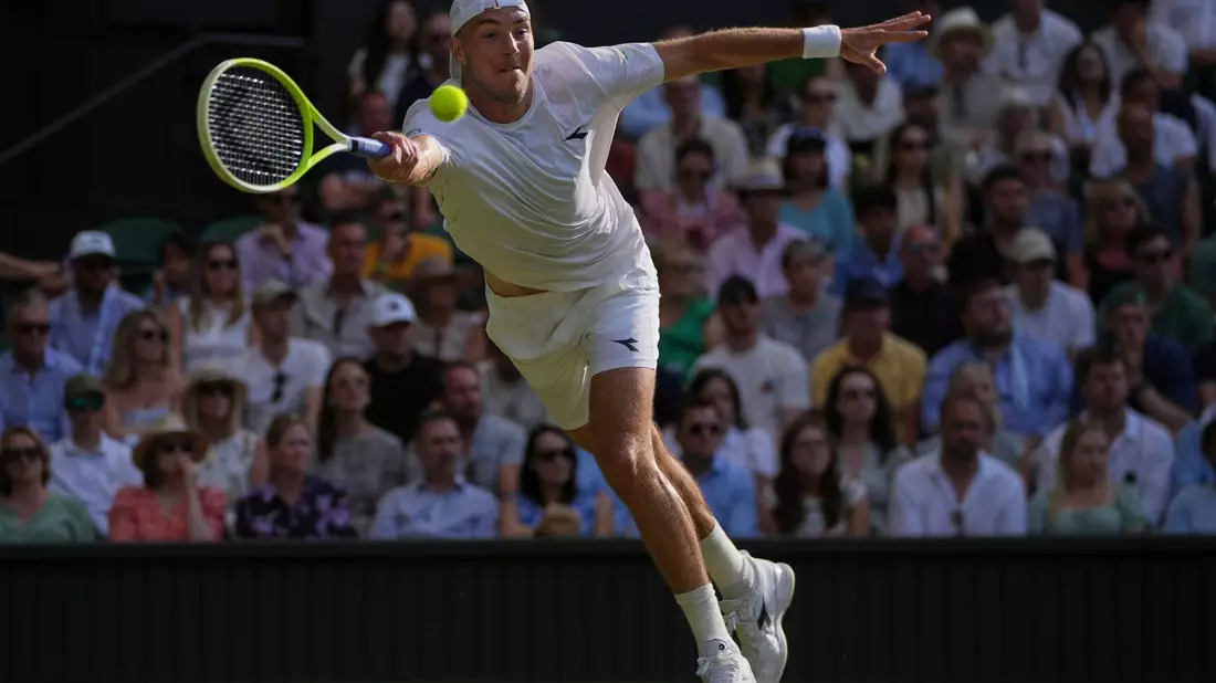 Jan-Lennard Struff streckt sich vergeblich. - Bild: Kin Cheung/AP/dpa