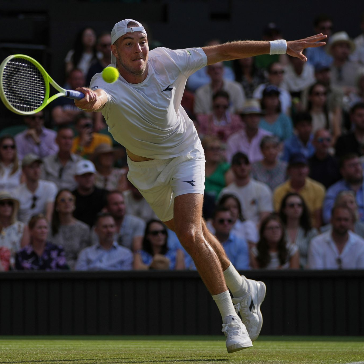 Jan-Lennard Struff streckt sich vergeblich. - Foto: Kin Cheung/AP/dpa