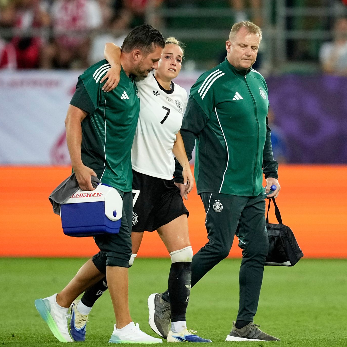 Jule Brand bejubelt ihr sehenswertes Tor. - Foto: Martin Meissner/AP/dpa