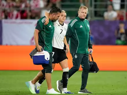Giulia Gwinn hat sich beim EM-Auftakt schwer verletzt. - Foto: Martin Meissner/AP/dpa