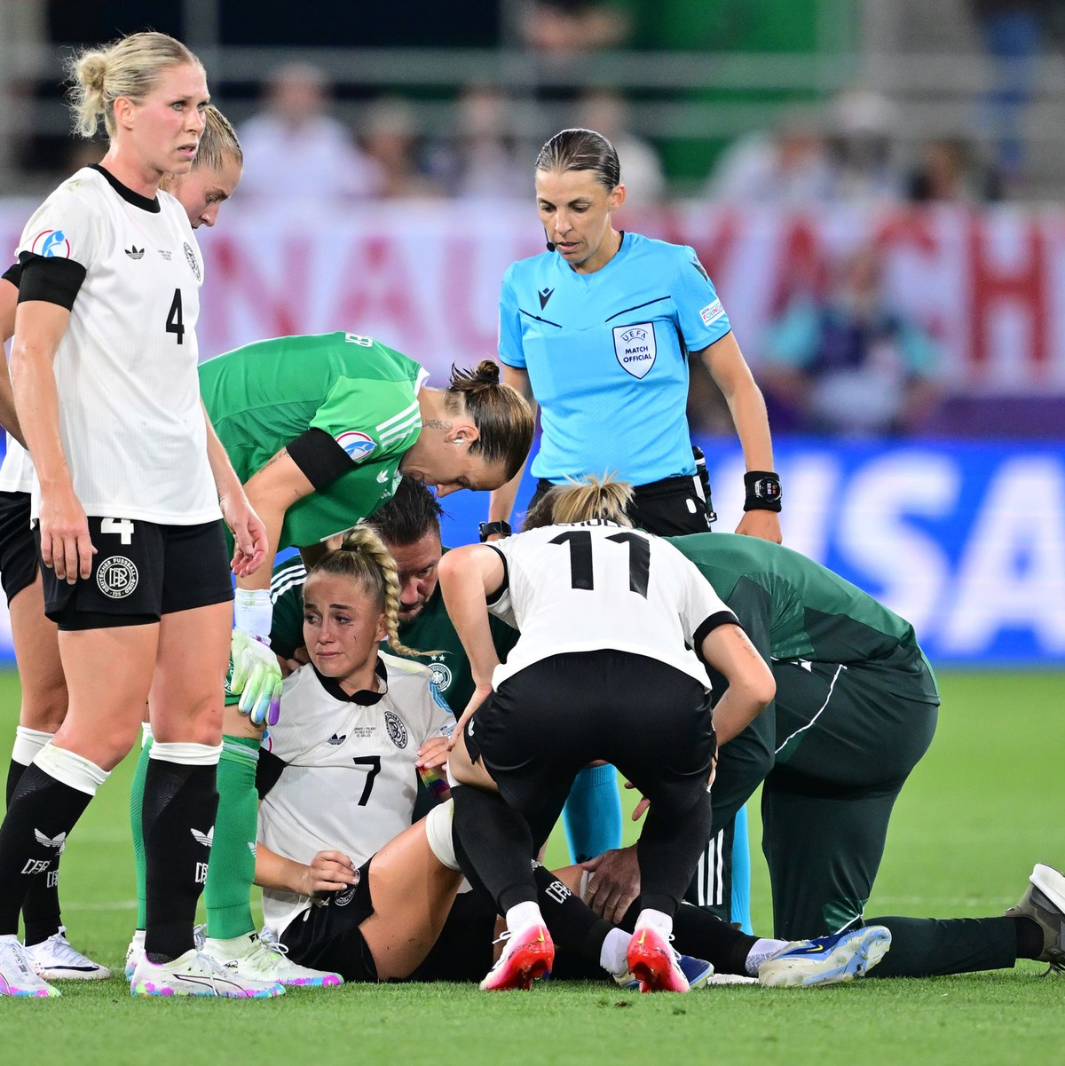 Verhaltener Jubel: Christian Wück klatscht ab. - Foto: Sebastian Gollnow/dpa