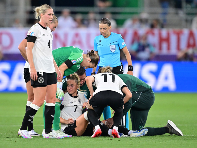 Am Boden: Giulia Gwinn. - Foto: Sebastian Gollnow/dpa