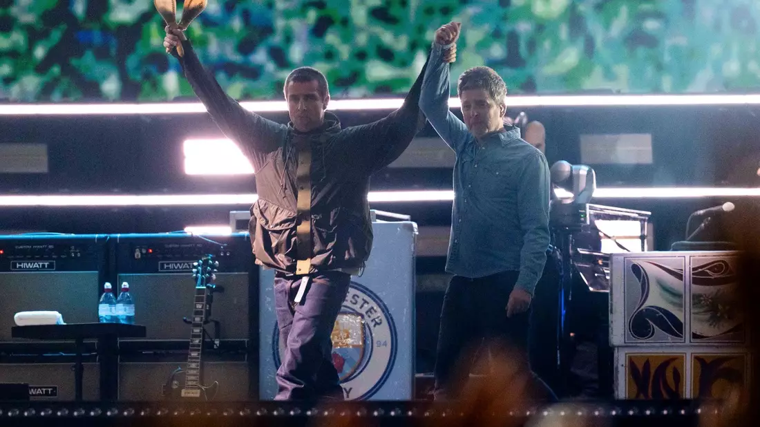 Liam und Noel Gallagher sind wieder auf der Bühne vereint. - Bild: Scott A Garfitt/Invision/AP/dpa