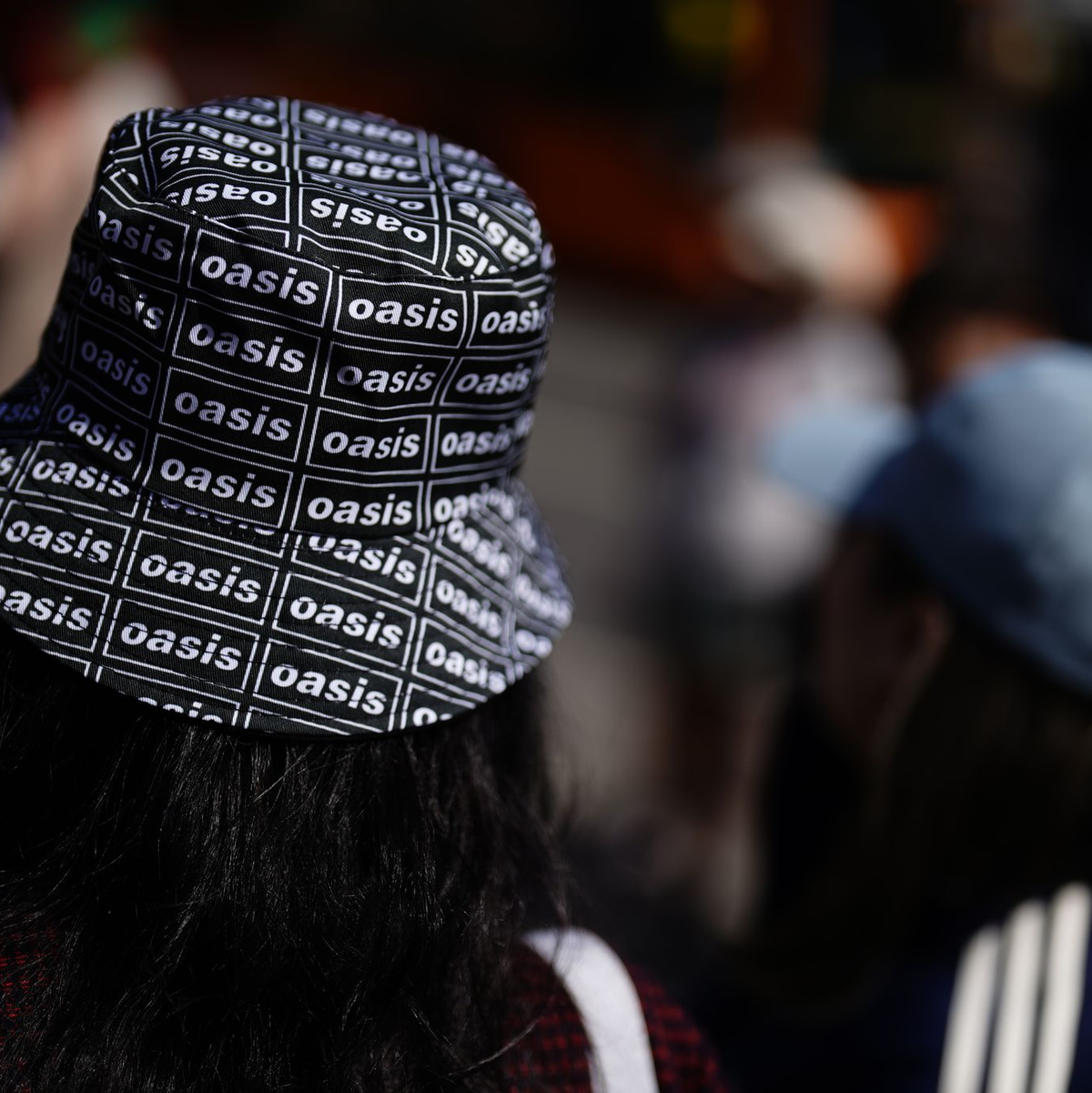 Die walisische Stadt feiert den Start der Oasis-Tournee ausgelassen. - Foto: Jordan Pettitt/PA Wire/dpa