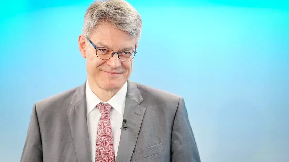 Cannabis am Steuer sieht Verkehrsminister Schnieder (CDU) kritisch. - Bild: Kay Nietfeld/dpa