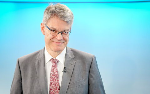 Cannabis am Steuer sieht Verkehrsminister Schnieder (CDU) kritisch. - Foto: Kay Nietfeld/dpa