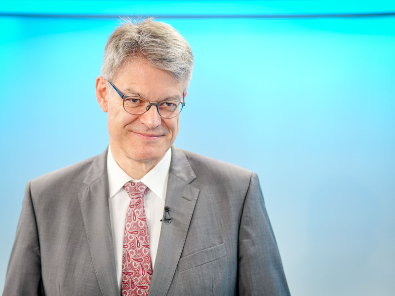 Cannabis am Steuer sieht Verkehrsminister Schnieder (CDU) kritisch. - Foto: Kay Nietfeld/dpa