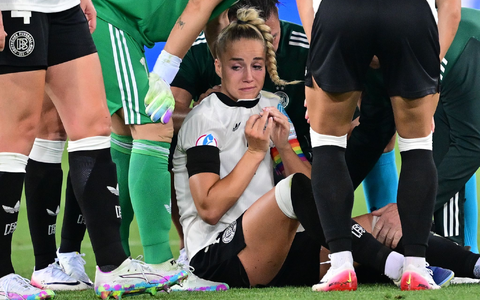 Die entscheidende Szene in St. Gallen: Gwinn grätscht Pajor ab und verletzt sich folgenschwer. - Foto: Sebastian Christoph Gollnow/dpa