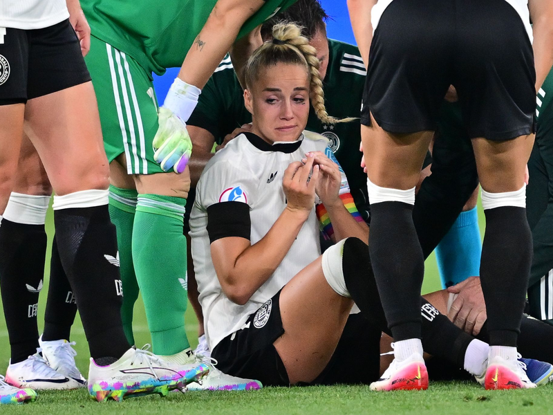 Die entscheidende Szene in St. Gallen: Gwinn grätscht Pajor ab und verletzt sich folgenschwer. - Foto: Sebastian Christoph Gollnow/dpa