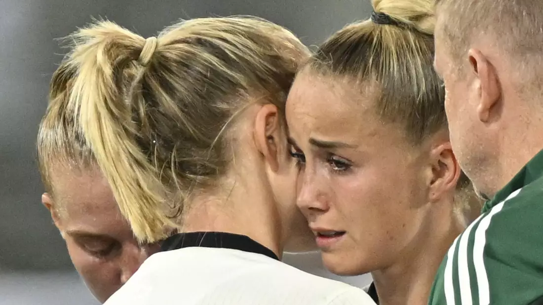 Ein Bild, das alles sagt: Für Giulia Gwinn ist die EM früh beendet.  - Bild: Gian Ehrenzeller/KEYSTONE/dpa