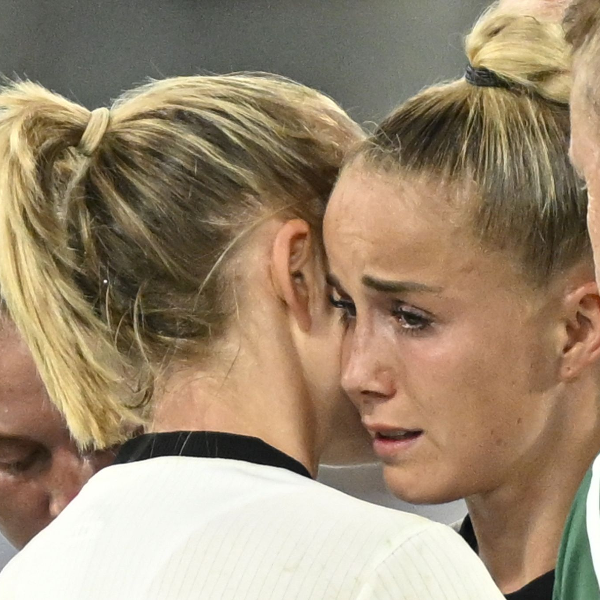 Ein Bild, das alles sagt: Für Giulia Gwinn ist die EM früh beendet.  - Foto: Gian Ehrenzeller/KEYSTONE/dpa