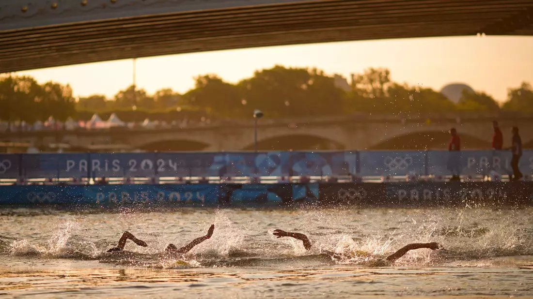 Im vergangenen Jahr während der Olympischen Spiele schwammen bereits Wassersportler in der Seine (Archivbild). - Bild: David Goldman/AP/dpa